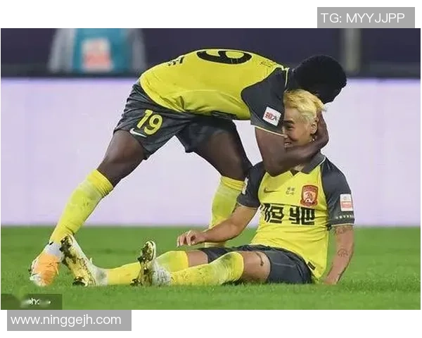 长春队与恒大队激战正酣比分悬念引发球迷热议与期待